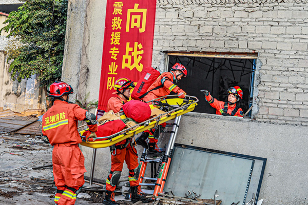 因嫌救援消防吵，男子竟高空拋物企圖阻止！